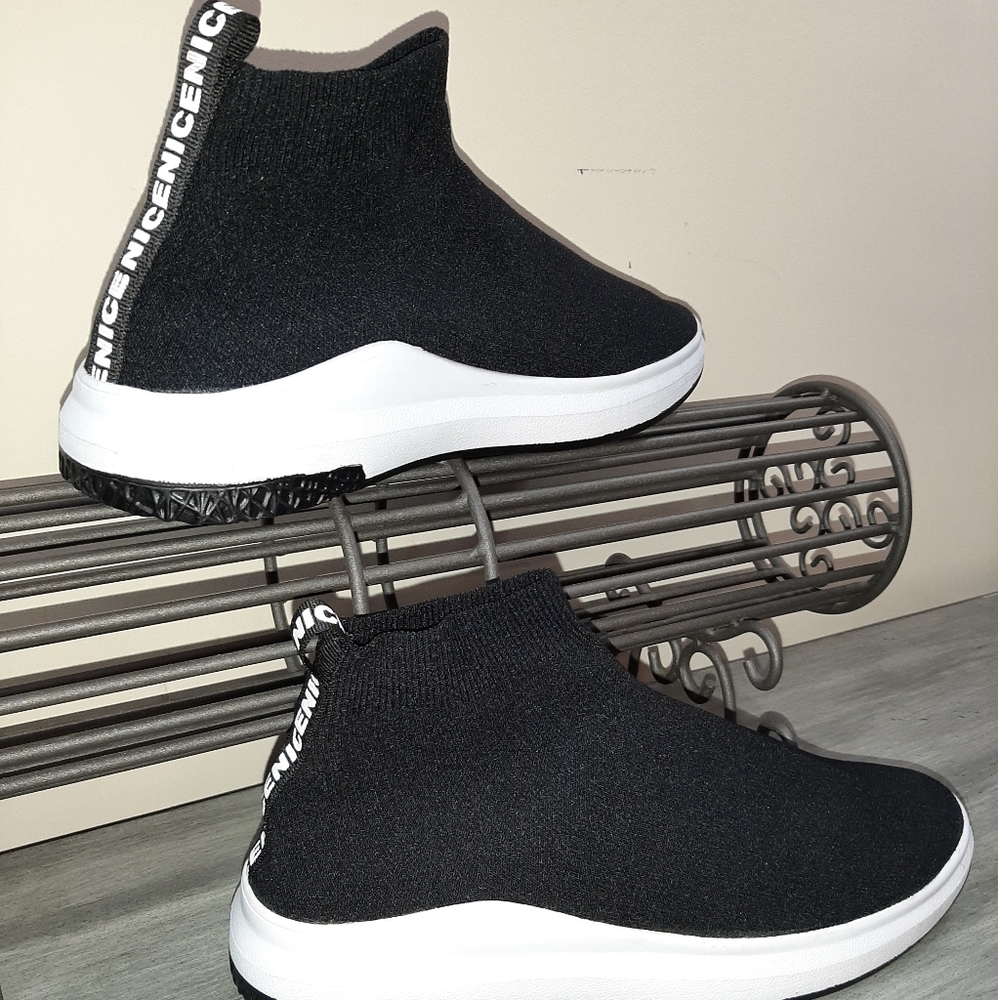 🌞FINAL SALE $20 🌞NEW BLACK & WHITE SOCK SNEAKERS